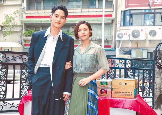 宋芸桦（右）在《人浮于爱》改变戏路，与范少勋配对演出。（粘耿豪摄）