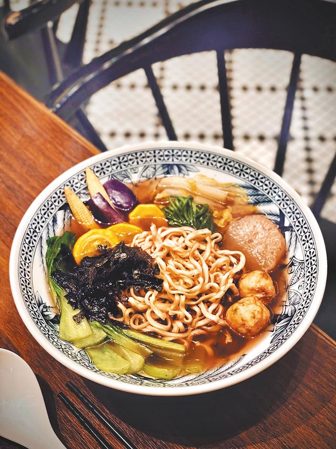 微風南山「蔬舍」以數十種中藥熬製的湯頭和新鮮蔬食，自由搭配由阿舍食品研發的專利「流星麵」。（微風提供）