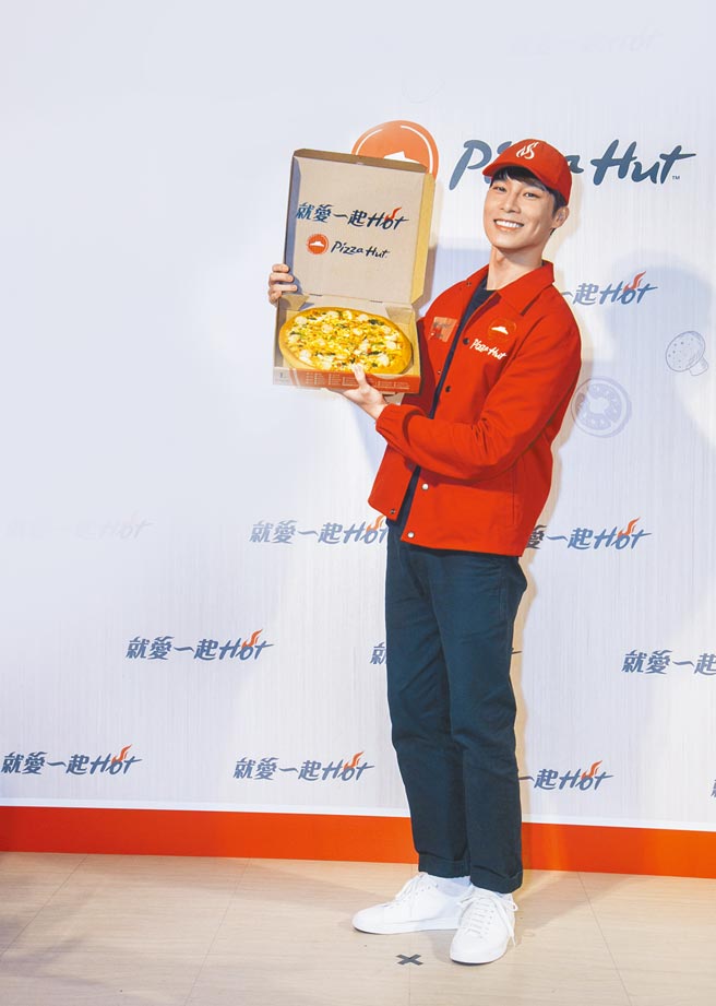 宋伟恩成为必胜客在台湾首位品牌大使，化身阳光店员形象。（必胜客提供）