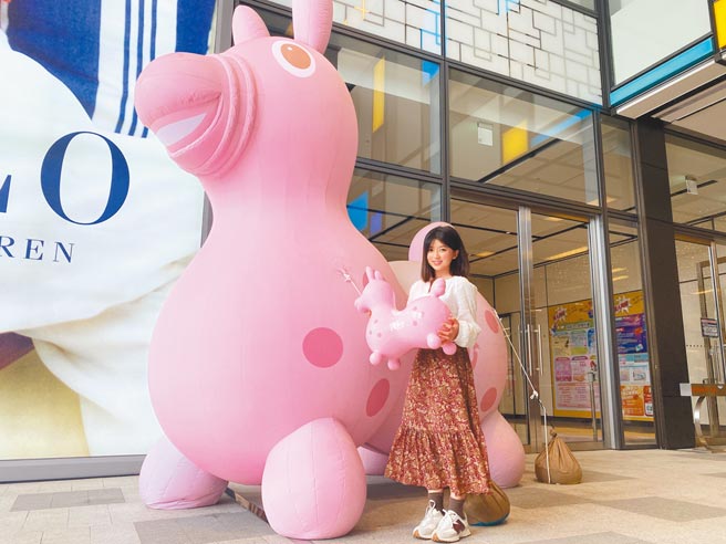 宏匯廣場為母親節設置櫻花粉特別版RODY，3.5米巨型氣球，是打卡熱點。（宏匯廣場提供）