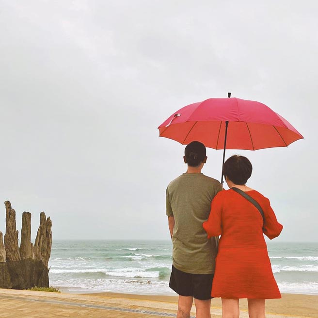 鼓鼓前晚谈到母亲罹患阿兹海默症。（摘自脸书）