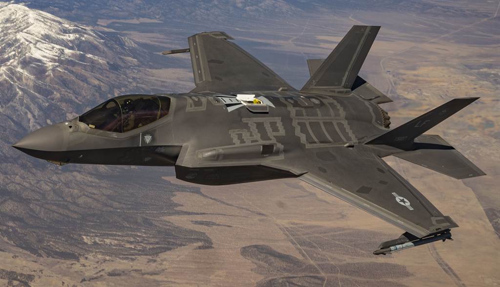 1架F-35隱形戰機2021年3月18日在內華達測試與訓練靶場（Nevada Test and Training Range）上空飛行的畫面。（美國空軍）