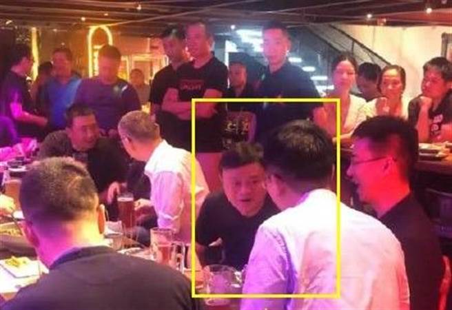 網路抖音就傳出馬雲與朋友在一間低調的酒吧裡聊天喝酒的視頻，他穿著短袖黑衣，和友人聊得十分盡興，身旁則有3名著黑衣的青年疑似貼身保鑣。（圖／網路）