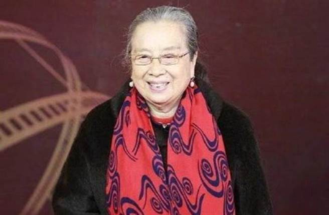 女演員李明啟在《還珠格格》飾演「容嬤嬤」一角走紅。（圖／微博）