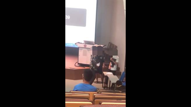 考试太难没法写，成大生竟揉烂考卷丢助教，让在场考试的同学都愣住。（图／翻摄Jacky Chung YouTube）