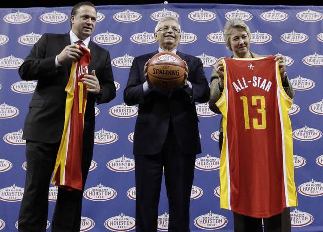 火箭执行长泰德布朗(左)在2012年与联盟总裁史腾、休士顿市长合影。（美联社资料照）