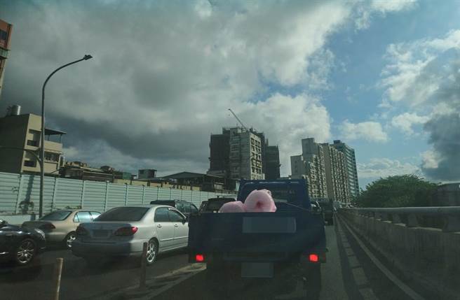 24日凌晨钢条掉落砸毁北市水源快速道路大片隔音墙，造成水源快速道路南向回堵大塞车。（照片来源：脸书《水源快速道路》）