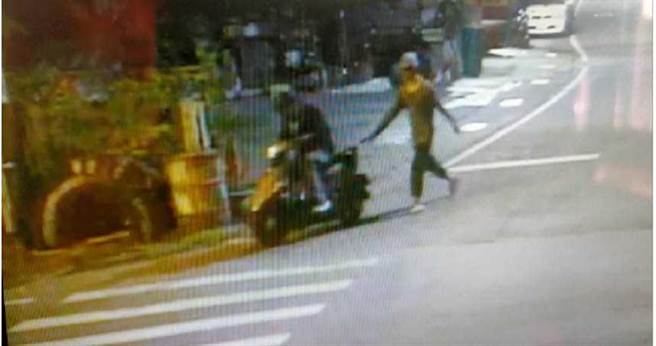 陈姓男子（前）为报邱姓男子（后）救命之恩，2人合伙犯下旗山区青果合作社保险箱窃案，图为案发当晚2人骑车至青果社画面。（图／读者提供）