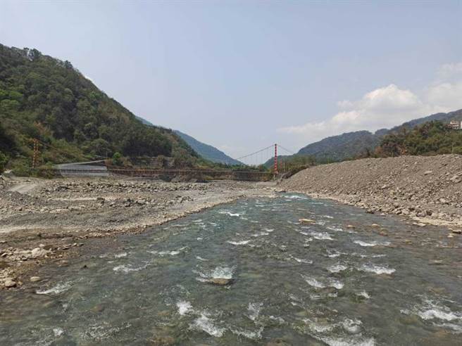 邱姓男子曾是救难协会一员，20多年前曾在荖浓溪救过溺水的陈姓男子。（图／读者提供）