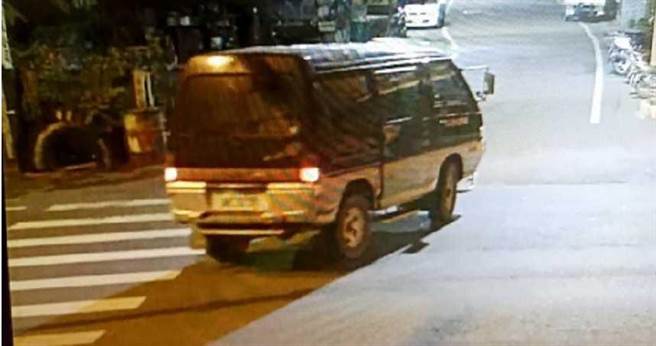 邱、陳2人行竊青果合作社當晚，先將機車藏在廂型車內，開車前往青果社附近後再換機車。（圖／讀者提供）