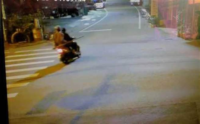 邱、陳2人換機車工具，後座邱男帶著鐵棒前往青果合作社犯案。（圖／讀者提供）