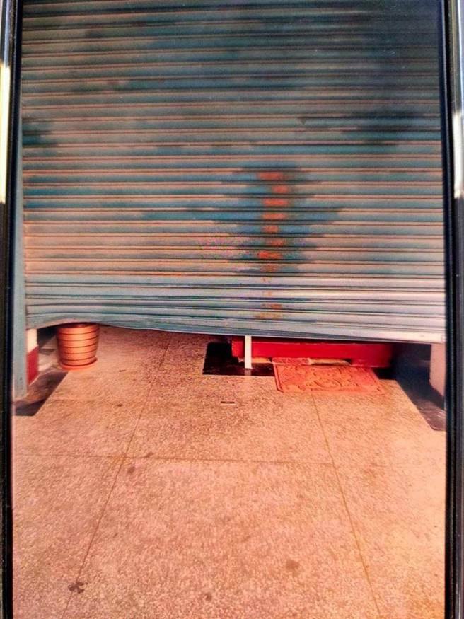 邱、陈2人当时以铁棒支撑铁卷门侵入行窃。（图／读者提供）