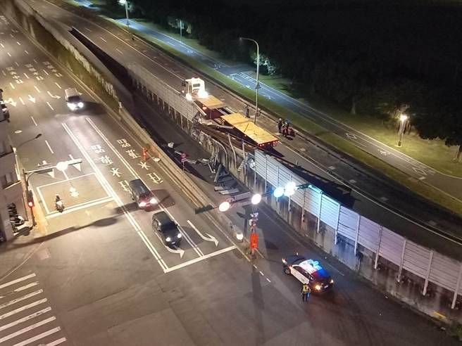 钢梁从联结车上掉落，砸烂北市水源快速道路整排隔音墙，也造成水快南向一度塞爆。（张薷翻摄）
