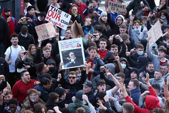 英超兵工厂球迷在伦敦抗议，要求美国老板可伦凯下台。（路透）