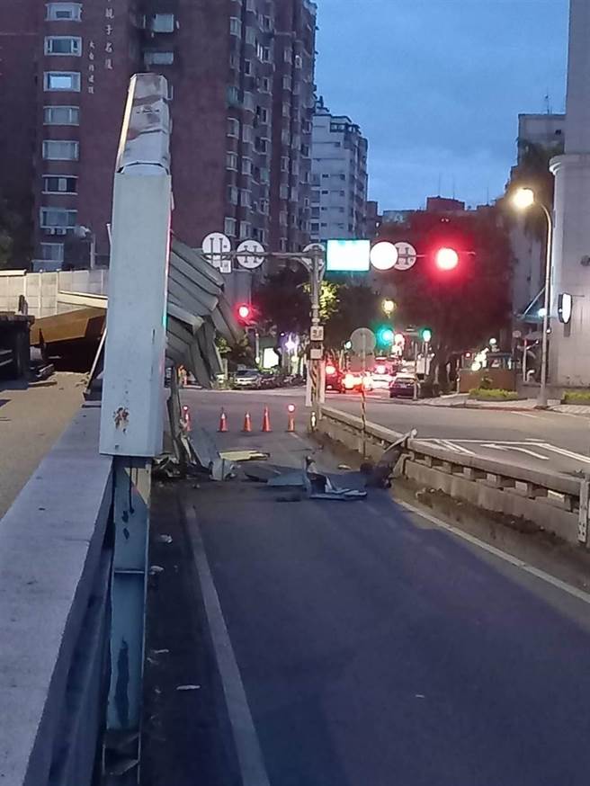 水快凌晨发生钢梁掉落事故。（警方提供）