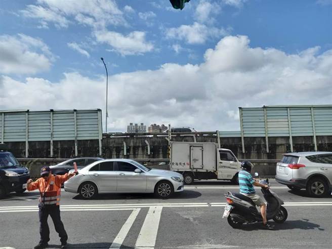 水快凌晨发生钢梁掉落事故。（警方提供）