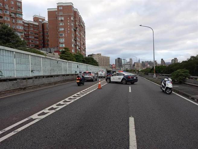 水快凌晨发生钢梁掉落事故。（警方提供）