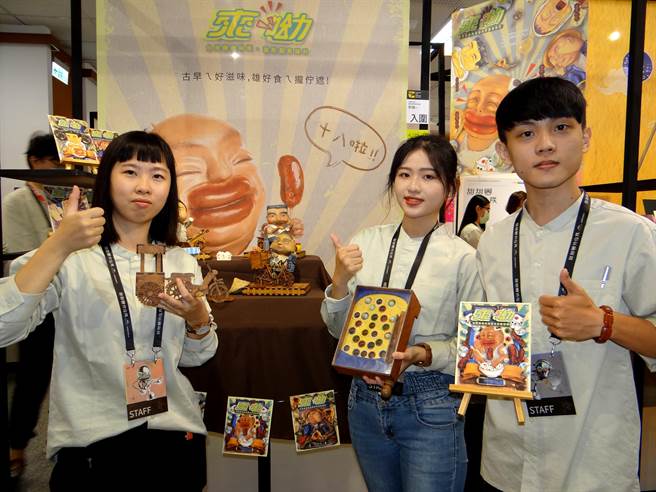 「来呦」藉公仔＆摊车DIY彩绘＆叫卖声，唤醒每个人心中那段美好记忆。(林雅惠摄)