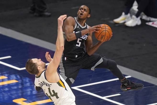 国王后卫福克斯将因触发联盟健康与安全协议停赛10到14天。(美联社资料照)