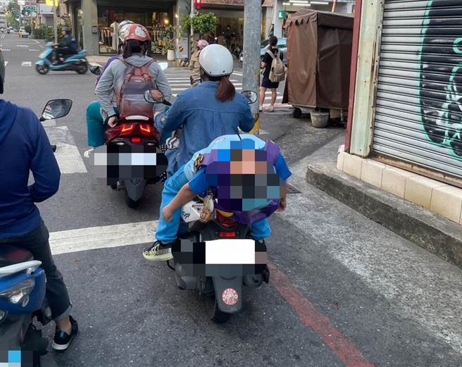 一张等红绿灯的照片，曝光国小儿童的课业压力，上万名网友看完惊了。（图／翻摄自路上观察学院）