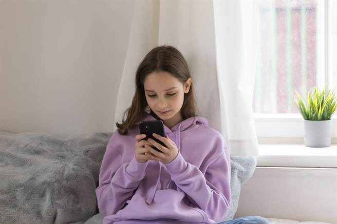 1名女网友日前与妈妈在手机讯息中聊天，竟误将「与舅舅吃饭」手机选字成「与舅舅炒饭」。（示意图/Shutterstock提供）