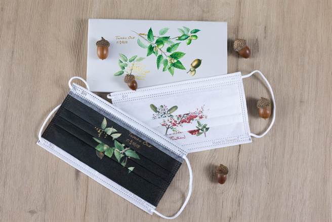 花莲林区管理处发挥创意，将5种花莲代表性原生种植物以插画图样绘印在医疗口罩上，目前先曝光太鲁阁栎及台湾火刺木样式。（罗亦晽翻摄花莲林管处脸书）