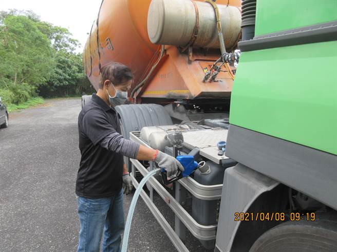 花莲县环保局除利用全台首创柴油车氮氧化物检测柴油车排放的废气，同时也免费提供司机尿素水服务，降低污染。（花莲县环保局提供／罗亦晽花莲传真）