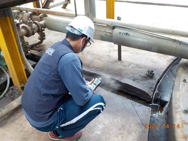 花莲县环保局针对不同特性的工厂执行各种污染管制工作，并利用科技工具提升稽查能量；图为利用六用气体侦测仪侦测逸散气体浓度值。（花莲县环保局提供／罗亦晽花莲传真）