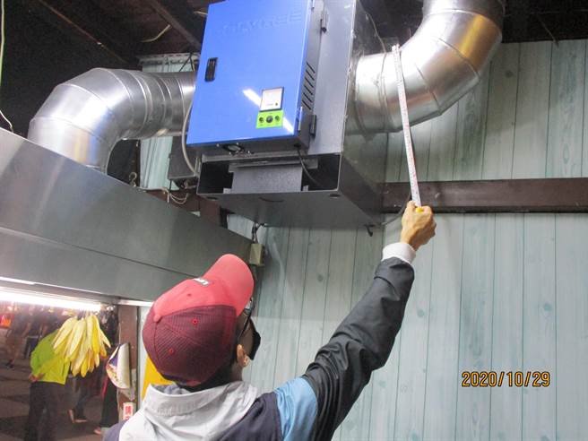 花莲县环保局辅导东大门夜市摊商装设油烟防制设备，降低油烟污染。（花莲县环保局提供／罗亦晽花莲传真）