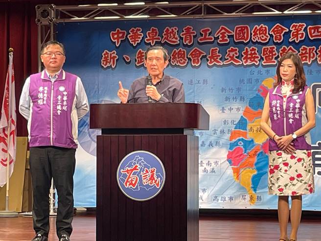 身兼「中华卓越青工总会长」的蓝委李德维（左），今天正式交棒给许慧琴（右）。（民眾提供）