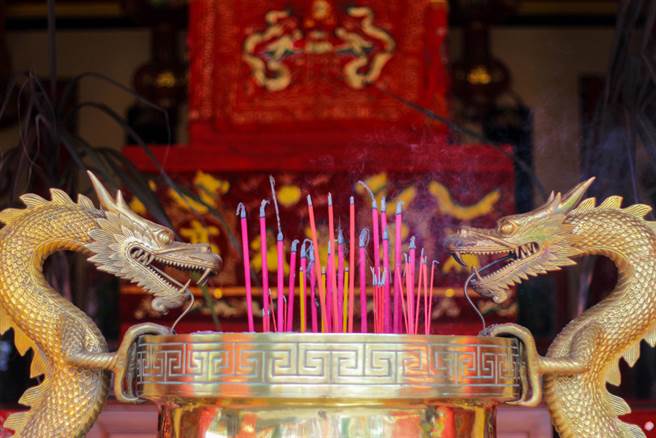 有屋主异想天开的将天公炉以「外挂」的方式，安装在2楼阳台的外墙处，一旦铁架脱落，后果恐不堪设想。（示意图／达志影像）