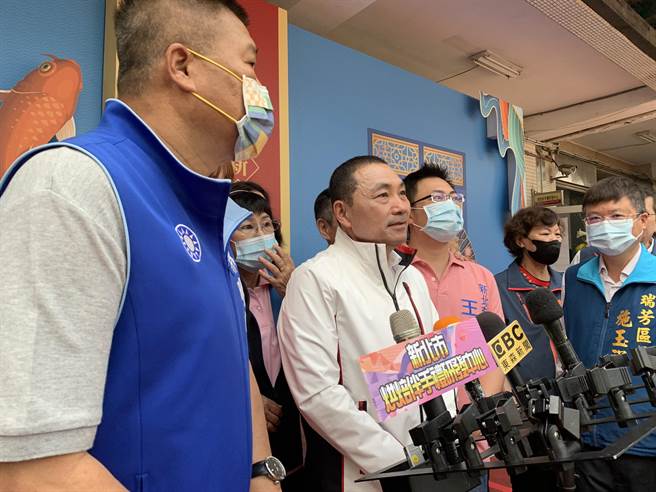 侯友宜今出席「新北市谷保家商60周年校庆暨「烘焙伴手礼研发中心」揭牌典礼」。（许哲瑗摄）