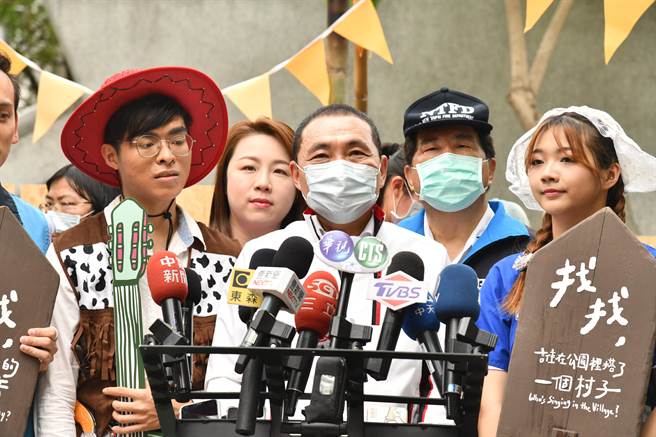 新北市長侯友宜今（24日）出席市政行程提及全運會官方網站使用未授權圖片，侯強調，教育局已要求廠商下架檢討，同時要接受合約規定懲罰。（葉書宏攝）