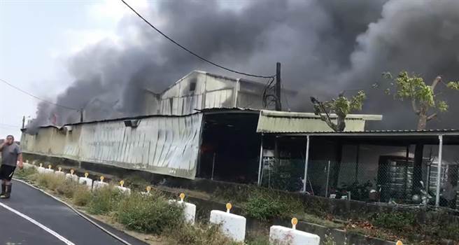 嘉義縣唯一口罩國家隊，昭惠實業公司位於朴子市的工廠傳出火警，目前火勢相當大。（讀者提供∕呂妍庭嘉義傳真）