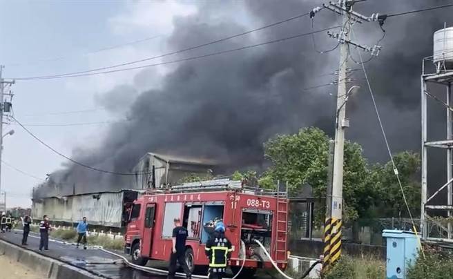 嘉義縣唯一口罩國家隊，昭惠實業公司位於朴子市的工廠傳出火警，目前火勢相當大。（讀者提供∕呂妍庭嘉義傳真）