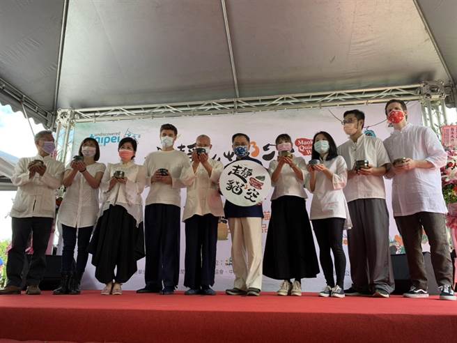 台北市政府观光传播局携手台北市猫空休閒产业社区发展协会、中华茶学研究协会，于今日举行「茶之味，猫空品茗香」露天茶席活动。（黄婉婷摄）