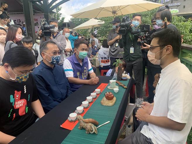 现场每座茶席都有专业茶师为民眾沏茶、讲解品茶知识。（黄婉婷摄）