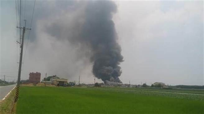 嘉義唯一口罩國家隊，昭惠實業公司位於朴子市德興里工廠11點36分通報傳出火警，現場大量濃煙冒出。（讀者提供∕呂妍庭嘉義傳真）