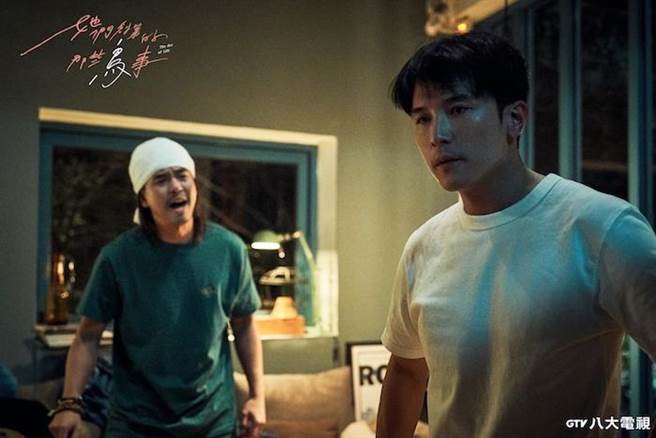 邱泽（右）剧中得知柯有伦回来的实情无法谅解。