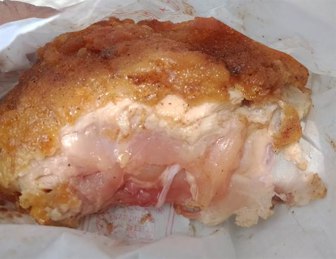 1名網友買了份厚切雞排後發現，大部分的雞肉都沒有熟，僅外皮麵衣已炸成金黃色，雞排橫切面一看，幾乎高達2至3公分的厚度未熟。（圖／翻攝自臉書「爆怨2公社」）