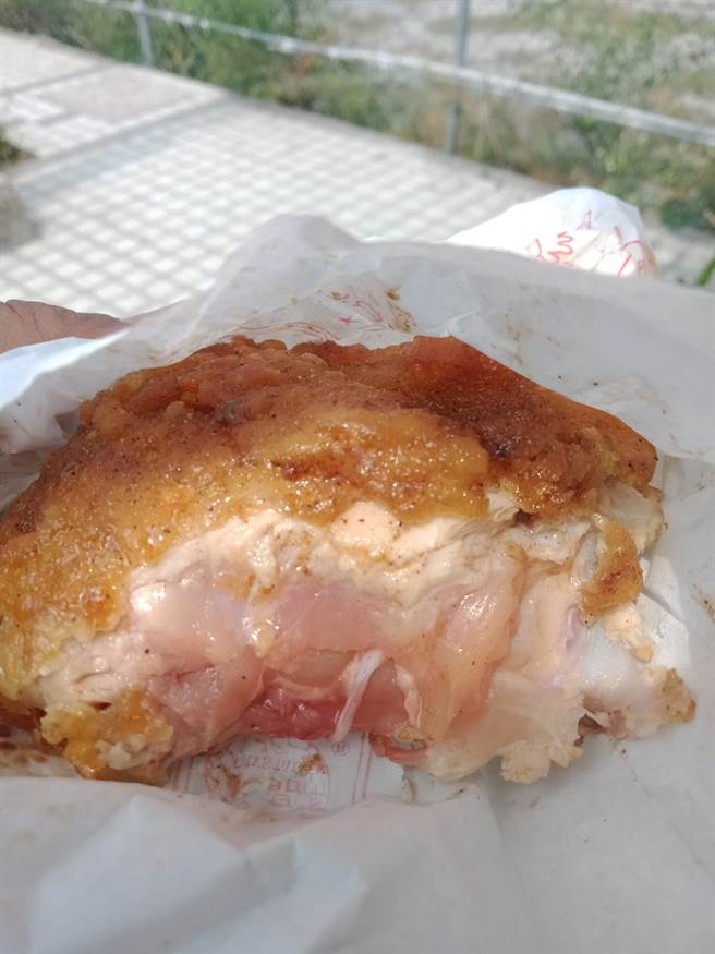 1名網友買了份厚切雞排後發現，大部分的雞肉都沒有熟，僅外皮麵衣已炸成金黃色，雞排橫切面一看，幾乎高達2至3公分的厚度未熟。（圖／翻攝自臉書「爆怨2公社」）