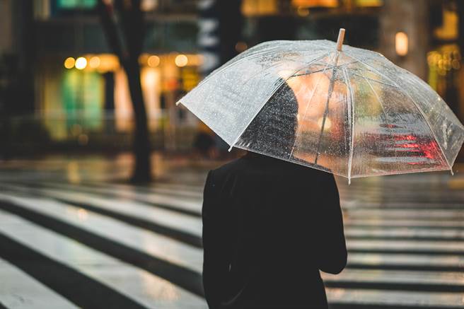 中央氣象局長鄭明典稍早在臉書表示，一星期前，預測今日將會有不少雨，因此「還是可以期待一下」。（圖／示意圖，達志影像）