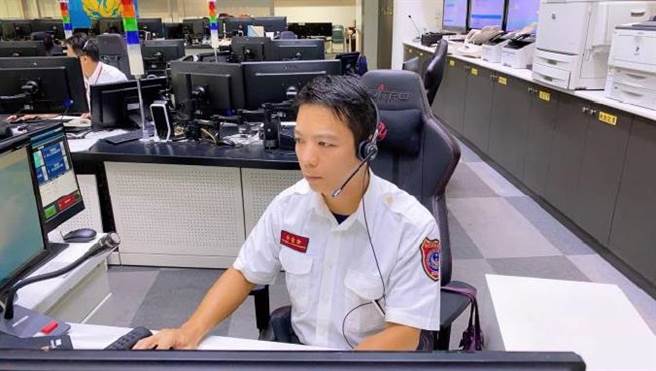 内政部统计，去年乱拨119专线电话高达107万与救护无关，更有人3天打333通被开罚。图119勤务电话受理示意。（内政部提供）