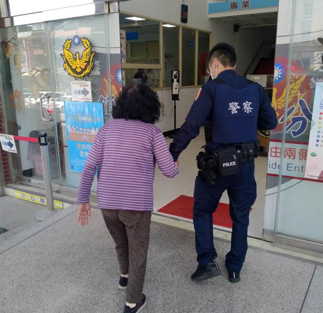 一名妇人刚搬到桃园不熟悉路况，不甚迷路，暖警牵着她的手帮她找到回家的路。（平镇分局提供／邱立雅桃园传真）