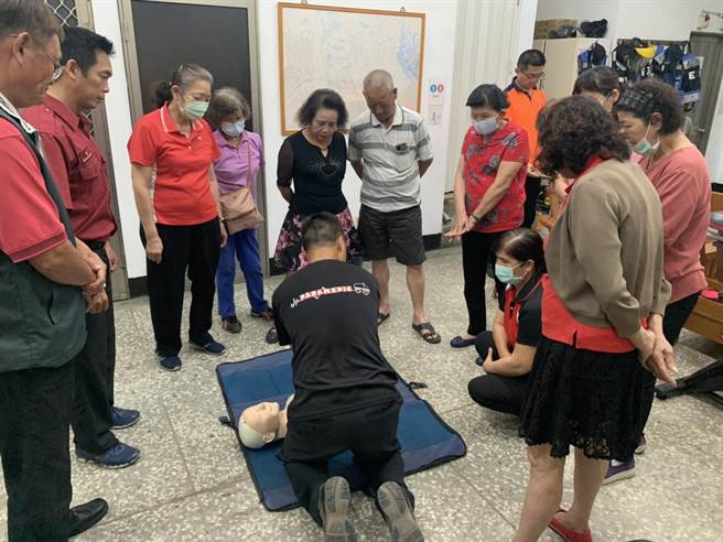 台南市官田区二镇社区妈妈教室成员至消防队学CPR。(读者提供／刘秀芬台南传真)