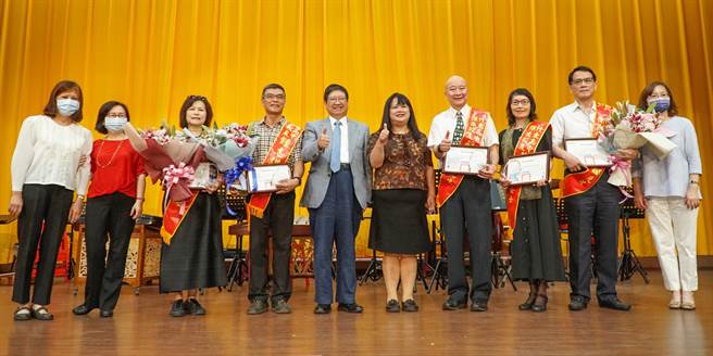 縣長楊文科（中）與竹東高中校長林桂鳳（中右）頒獎表揚10位傑出校友。（羅浚濱攝）