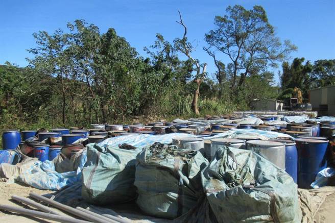 停业的金鸡蛋休閒农场挖出大量废液桶，环保局暂置现场。（县府提供／罗浚滨新竹传真）　