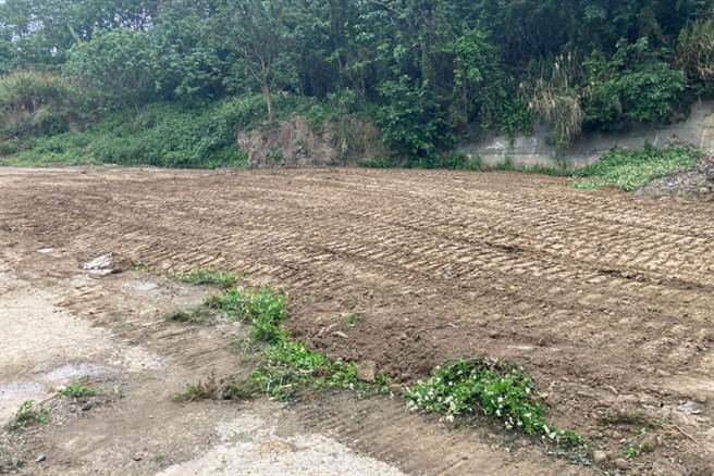 停业的金鸡蛋休閒农场被弃置的废液桶，环保局清除后回填土方恢復。（县府提供／罗浚滨新竹传真）