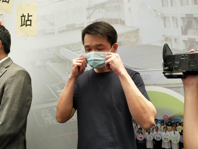 何姓教练讯后24日遭请回，黄爸爸痛斥「不合理」。（陈淑娥摄）