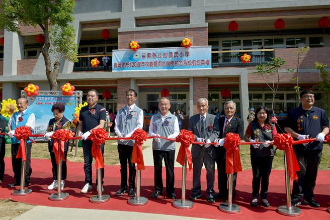公馆国小120岁校庆，县长徐耀昌（中）等人为新校舍落成启用剪彩。（苗栗县政府提供／罗浚滨苗栗传真）
